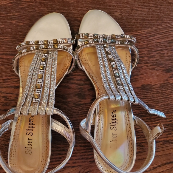 Gold sandals with glass diamonds. - Picture 3 of 5
